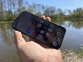 Xiaomi 17 Ultra w plenerze: wyjątkowy design i estetyka na tle natury.