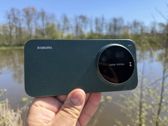 Xiaomi 17 Ultra w plenerze: wyjątkowy design i estetyka na tle natury.