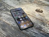 Xiaomi 17 Ultra w naturalnym otoczeniu - doskonałe połączenie designu i funkcjonalności.