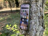 Xiaomi 17 Ultra w pełnej okazałości - ekran główny z aplikacjami w różnych sceneriach.