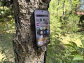Xiaomi 17 Ultra w naturalnym otoczeniu - doskonałe połączenie designu i funkcjonalności.