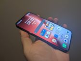 Honor Magic8 Lite w ręku, nowoczesny ekran dotykowy i intuicyjny interfejs.