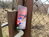 Honor Magic8 Lite w pięknej scenerii, ukazujący nowoczesny design i detale.