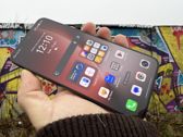 Honor Magic8 Lite w pięknej scenerii, ukazujący nowoczesny design i detale.