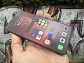Honor Magic8 Lite w ręku, nowoczesny ekran dotykowy i intuicyjny interfejs.