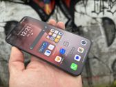 Honor Magic8 Lite prezentuje się stylowo na tle graffiti, łącząc nowoczesność z miejskim stylem.