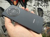 Honor Magic8 Lite prezentuje się stylowo na tle graffiti, łącząc nowoczesność z miejskim stylem.