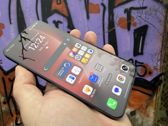 Honor Magic8 Lite prezentuje się stylowo na tle graffiti, łącząc nowoczesność z miejskim stylem.