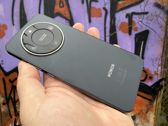 Honor Magic8 Lite prezentuje się stylowo na tle graffiti, łącząc nowoczesność z miejskim stylem.