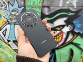 Honor Magic8 Lite w atrakcyjnych sceneriach z graffiti i kolorowymi muralami.