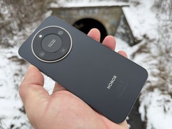Honor Magic8 Lite w zimowej scenerii - elegancja i design w każdym detalu.