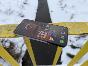 Honor Magic8 Lite w zimowej scenerii - elegancja i design w każdym detalu.