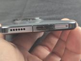 Honor Magic7 Pro: szczegóły designu, przyciski oraz złącza na dolnej krawędzi. Honor Magic7 Pro: szczegóły designu, przyciski oraz złącza na dolnej krawędzi.
