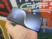 Honor Magic7 Pro w rękach, idealnie komponuje się z miejskim stylem i sztuką. Honor Magic7 Pro w rękach, idealnie komponuje się z miejskim stylem i sztuką.