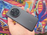 Honor Magic7 Pro w rękach, idealnie komponuje się z miejskim stylem i sztuką. Honor Magic7 Pro w rękach, idealnie komponuje się z miejskim stylem i sztuką.