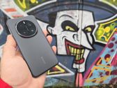 Honor Magic7 Pro w rękach, idealnie komponuje się z miejskim stylem i sztuką. Honor Magic7 Pro w rękach, idealnie komponuje się z miejskim stylem i sztuką.