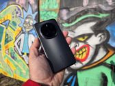 Honor Magic7 Pro w wyjątkowym otoczeniu graffiti - elegancja i styl w każdym detalu. Honor Magic7 Pro w wyjątkowym otoczeniu graffiti - elegancja i styl w każdym detalu.