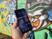 Honor Magic7 Pro w wyjątkowym otoczeniu graffiti - elegancja i styl w każdym detalu. Honor Magic7 Pro w wyjątkowym otoczeniu graffiti - elegancja i styl w każdym detalu.