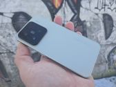 Xiaomi 15 w atrakcyjnym designie na tle kolorowego graffiti. Xiaomi 15 w atrakcyjnym designie na tle kolorowego graffiti.