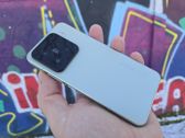 Xiaomi 15 w atrakcyjnym designie na tle kolorowego graffiti. Xiaomi 15 w atrakcyjnym designie na tle kolorowego graffiti.
