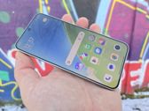 Xiaomi 15 w atrakcyjnym designie na tle kolorowego graffiti. Xiaomi 15 w atrakcyjnym designie na tle kolorowego graffiti.
