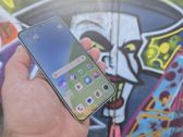 Xiaomi 15 w atrakcyjnym designie na tle kolorowego graffiti. Xiaomi 15 w atrakcyjnym designie na tle kolorowego graffiti.