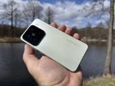 Xiaomi 15 - nowoczesny design w harmonijnym otoczeniu przyrody. Xiaomi 15 - nowoczesny design w harmonijnym otoczeniu przyrody.