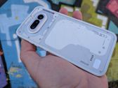 Nothing Phone (4a) w różnych odsłonach - nowoczesny design i wyjątkowy styl.