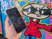 Nothing Phone (4a) prezentuje się stylowo na tle kolorowego graffiti.