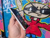 Nothing Phone (4a) prezentuje się stylowo na tle kolorowego graffiti.