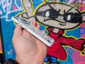 Nothing Phone (4a) prezentuje się stylowo na tle kolorowego graffiti.