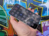 Nothing Phone (4a) prezentuje się stylowo na tle kolorowego graffiti.