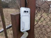 Odkryj unikalny design Nothing Phone (4a) w różnorodnych sceneriach.