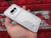 Odkryj unikalny design Nothing Phone (4a) w różnorodnych sceneriach.