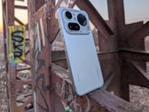 Nothing Phone (4a) Pro wyróżnia się unikalnym designem i nowoczesnym stylem na tle graffiti. Nothing Phone (4a) Pro wyróżnia się unikalnym designem i nowoczesnym stylem na tle graffiti.
