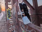 Nothing Phone (4a) Pro wyróżnia się unikalnym designem i nowoczesnym stylem na tle graffiti. Nothing Phone (4a) Pro wyróżnia się unikalnym designem i nowoczesnym stylem na tle graffiti.