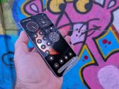 Nothing Phone (4a) Pro wyróżnia się unikalnym designem i nowoczesnym stylem na tle graffiti. Nothing Phone (4a) Pro wyróżnia się unikalnym designem i nowoczesnym stylem na tle graffiti.
