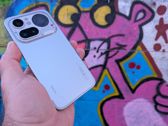 Nothing Phone (4a) Pro wyróżnia się unikalnym designem i nowoczesnym stylem na tle graffiti. Nothing Phone (4a) Pro wyróżnia się unikalnym designem i nowoczesnym stylem na tle graffiti.