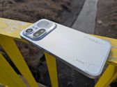 Zobacz elegancki design Nothing Phone (4a) Pro w różnych ujęciach. Zobacz elegancki design Nothing Phone (4a) Pro w różnych ujęciach.