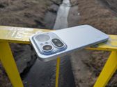 Zobacz elegancki design Nothing Phone (4a) Pro w różnych ujęciach. Zobacz elegancki design Nothing Phone (4a) Pro w różnych ujęciach.