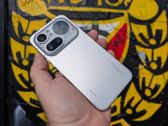 Nothing Phone (4a) Pro w nowoczesnym designie na tle graffiti – styl i funkcjonalność w jednym. Nothing Phone (4a) Pro w nowoczesnym designie na tle graffiti – styl i funkcjonalność w jednym.
