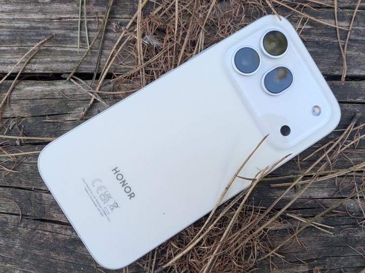Honor 600 - widok na obudowę i aparat. Honor 600 - widok na obudowę i aparat.