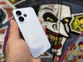 Oppo Reno15 Pro prezentuje się stylowo w miejskim otoczeniu graffiti. Oppo Reno15 Pro prezentuje się stylowo w miejskim otoczeniu graffiti.