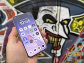 Oppo Reno15 Pro prezentuje się stylowo w miejskim otoczeniu graffiti. Oppo Reno15 Pro prezentuje się stylowo w miejskim otoczeniu graffiti.