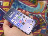 Oppo Reno15 Pro prezentuje się stylowo w miejskim otoczeniu graffiti. Oppo Reno15 Pro prezentuje się stylowo w miejskim otoczeniu graffiti.