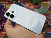 Oppo Reno15 Pro prezentuje się stylowo w miejskim otoczeniu graffiti. Oppo Reno15 Pro prezentuje się stylowo w miejskim otoczeniu graffiti.