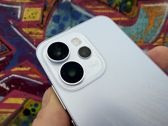 Zachwycający design Oppo Reno15 Pro na tle kolorowych murali i graffiti. Zachwycający design Oppo Reno15 Pro na tle kolorowych murali i graffiti.