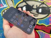 Oppo Reno15 Pro w atrakcyjnych ujęciach z kolorowymi muralami i graffiti w tle. Oppo Reno15 Pro w atrakcyjnych ujęciach z kolorowymi muralami i graffiti w tle.