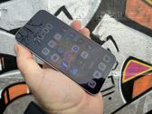 Oppo Reno15 Pro w atrakcyjnych ujęciach z kolorowymi muralami i graffiti w tle. Oppo Reno15 Pro w atrakcyjnych ujęciach z kolorowymi muralami i graffiti w tle.