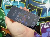 Oppo Reno15 Pro w atrakcyjnych ujęciach z kolorowymi muralami i graffiti w tle. Oppo Reno15 Pro w atrakcyjnych ujęciach z kolorowymi muralami i graffiti w tle.